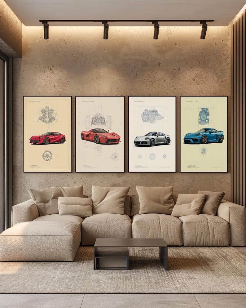 Puede incluir: Cuatro l&aacute;minas de pared enmarcadas dispuestas en fila, cada una con una ilustraci&oacute;n de un coche deportivo diferente junto a diagramas t&eacute;cnicos de motor y esquemas de ruedas. Las l&aacute;minas incluyen un coche rojo, otro rojo, uno plateado y uno azul.