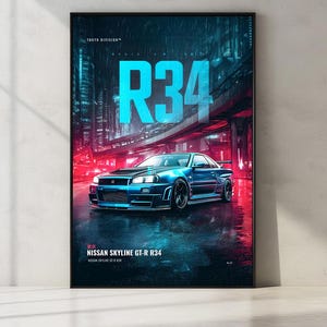 Op de afbeelding: Een ingelijste verticale poster met een blauwe Nissan Skyline GT-R R34 geparkeerd op een natte stadsstraat in de nacht. Het kunstwerk toont de tekst R34 in grote cyaan letters, Tokyo Division, en Nissan Skyline GT-R R34 in wit en rood.