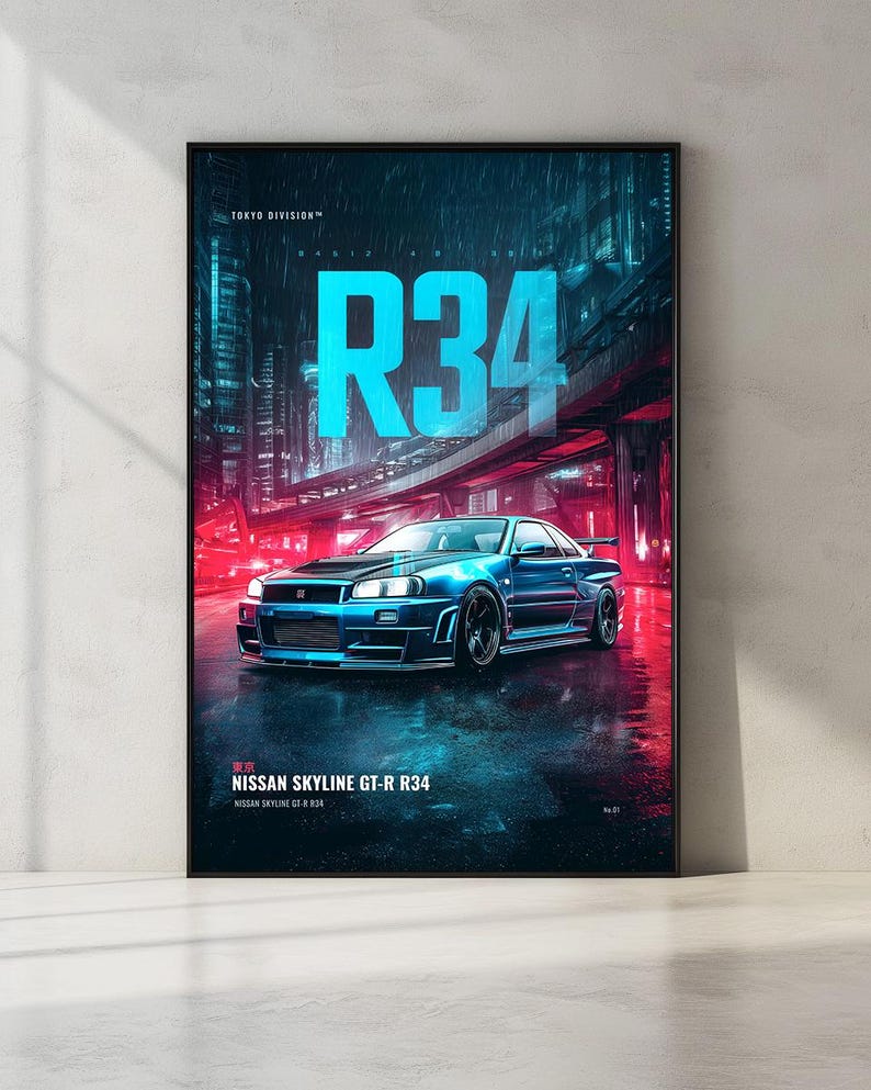 Op de afbeelding: Een ingelijste verticale poster met een blauwe Nissan Skyline GT-R R34 geparkeerd op een natte stadsstraat in de nacht. Het kunstwerk toont de tekst R34 in grote cyaan letters, Tokyo Division, en Nissan Skyline GT-R R34 in wit en rood.