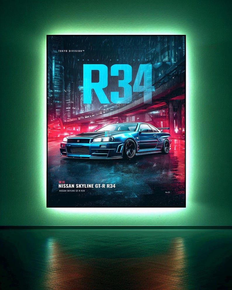 Op de afbeelding: Een rechthoekige muurposter met een blauwe Nissan Skyline GT-R R34 geparkeerd op een natte stadsstraat in de nacht. De tekst R34 staat in grote cyaan letters boven de auto, met daaronder Tokyo Division en Nissan Skyline GT-R R34 tekst.