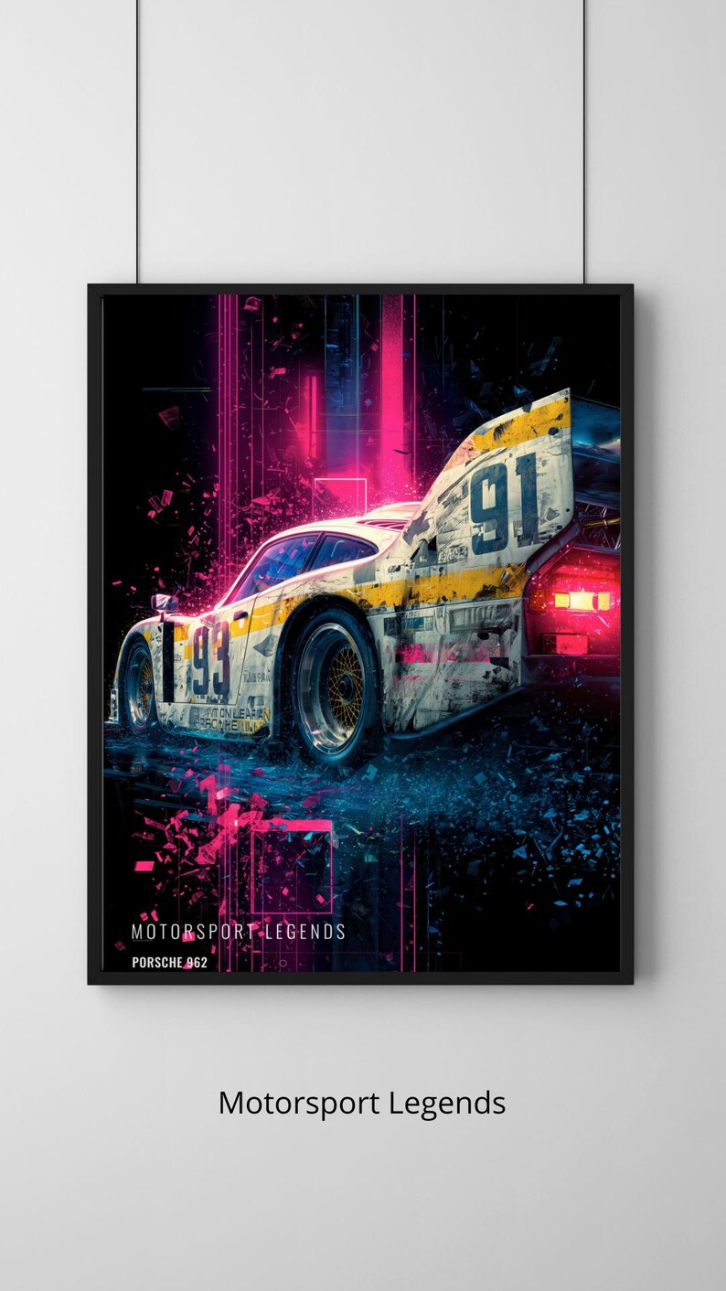 Op de afbeelding: Een ingelijste print met een vintage raceauto, wit en geel met de nummers 91 en 93. Tegen een zwarte achtergrond met neonroze en blauwe accenten. De tekst "Motorsport Legends" en "Porsche 962" staat onderaan.