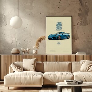 Puede incluir: Un cuadro vertical enmarcado que muestra un coche deportivo azul centrado sobre un fondo beige claro. Sobre el coche hay un diagrama t&eacute;cnico de motor en azul, y debajo un esquema mec&aacute;nico circular con detalles de texto.