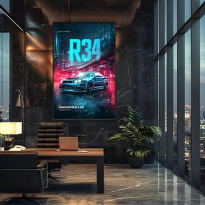 Op de afbeelding: Een rechthoekige wandposter met een blauwe Nissan Skyline GT-R R34 sportwagen tegen een donkere, neonverlichte stedelijke achtergrond. De tekst R34 staat in grote cyaan letters boven de auto, met NISSAN SKYLINE GT-R R34 eronder gedrukt.