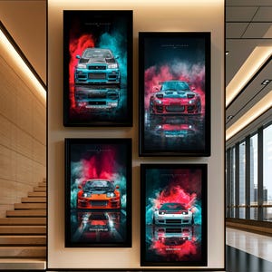 Puede incluir: Cuatro cuadros rectangulares enmarcados que muestran coches deportivos de frente: un Nissan Skyline GT-R azul, un Mazda RX-7 FD3S rojo, un Toyota Supra A80 naranja y un Honda NSX NA1 blanco, cada uno sobre un fondo de humo rojo y azul.