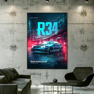 Op de afbeelding: Een verticale wandposter met een blauwe Nissan Skyline GT-R R34 sportwagen geparkeerd op een natte stadsstraat in de nacht. De tekst R34 staat in grote cyaan letters boven de auto, met de tekst NISSAN SKYLINE GT-R R34 onderaan.