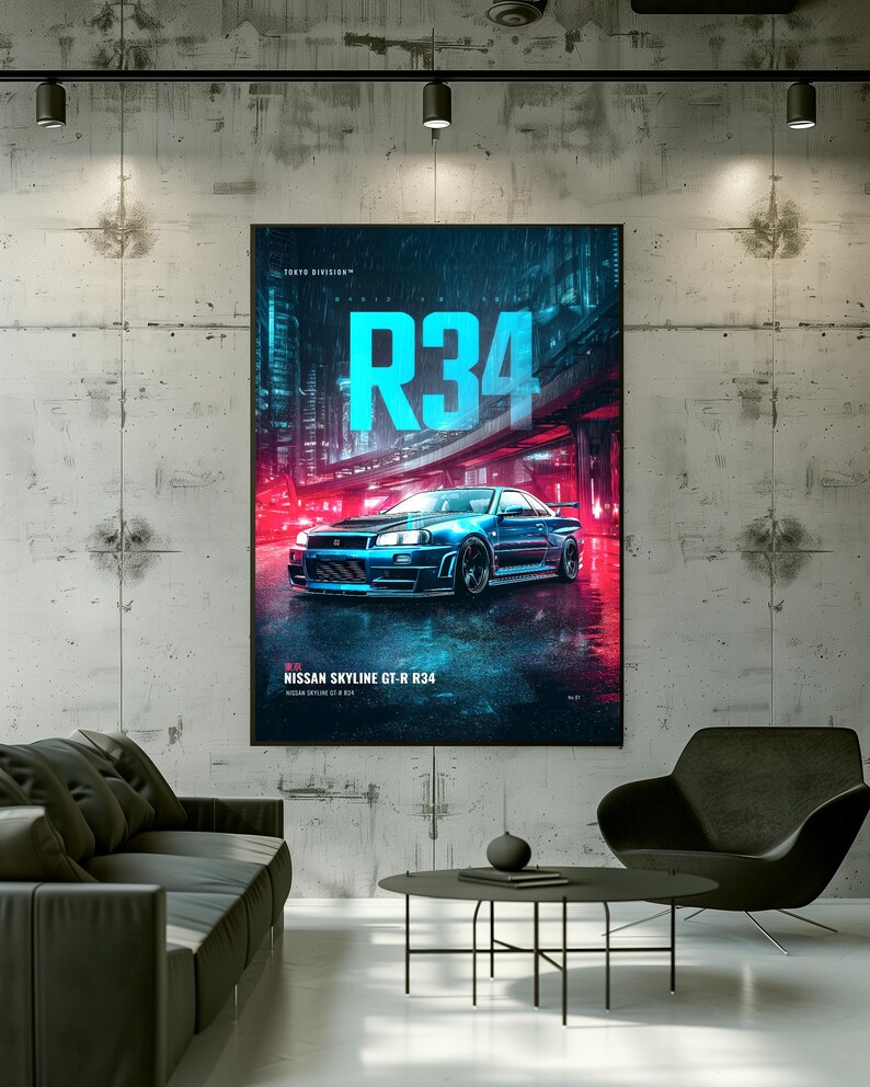 Op de afbeelding: Een verticale wandposter met een blauwe Nissan Skyline GT-R R34 sportwagen geparkeerd op een natte stadsstraat in de nacht. De tekst R34 staat in grote cyaan letters boven de auto, met de tekst NISSAN SKYLINE GT-R R34 onderaan.