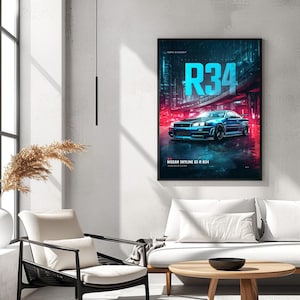 Op de afbeelding: Een verticale wandposter met een blauwe Nissan Skyline GT-R R34 sportwagen geparkeerd op een natte stadsstraat in de nacht. De tekst R34 staat in grote cyaan letters boven de auto, met NISSAN SKYLINE GT-R R34 in het wit eronder gedrukt.
