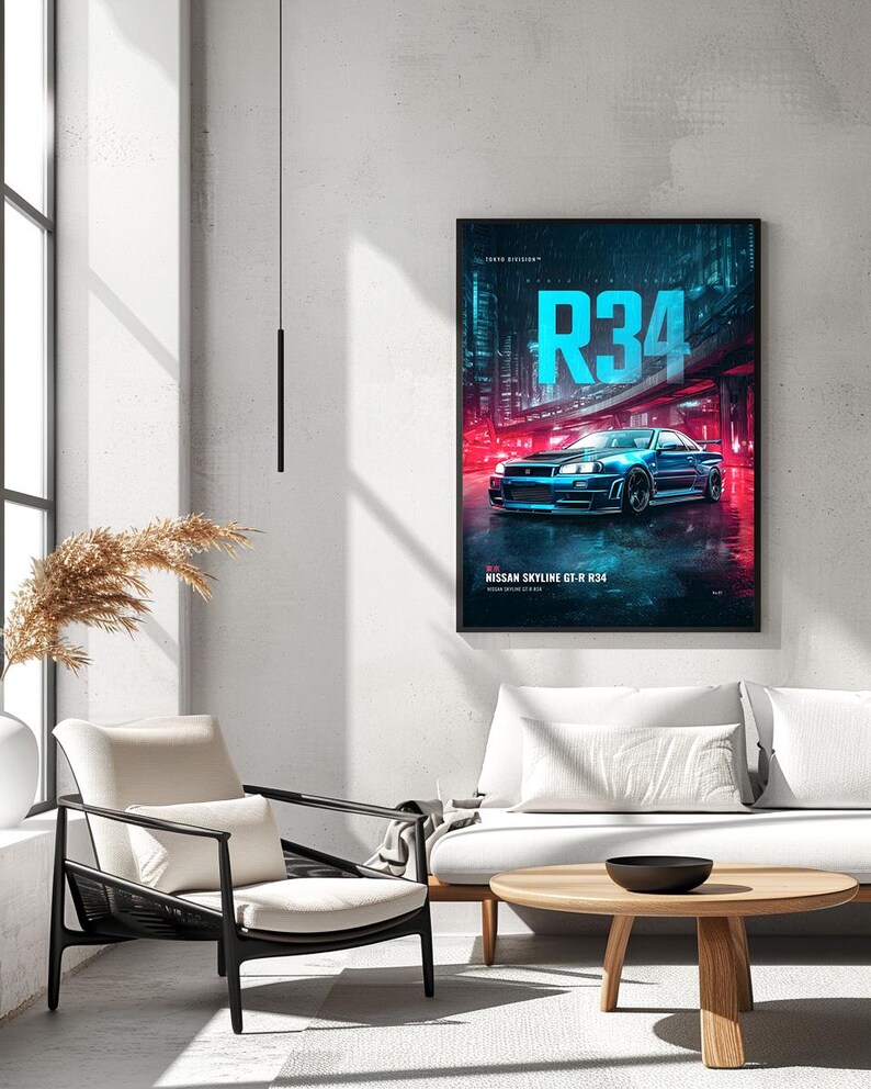 Op de afbeelding: Een verticale wandposter met een blauwe Nissan Skyline GT-R R34 sportwagen geparkeerd op een natte stadsstraat in de nacht. De tekst R34 staat in grote cyaan letters boven de auto, met NISSAN SKYLINE GT-R R34 in het wit eronder gedrukt.