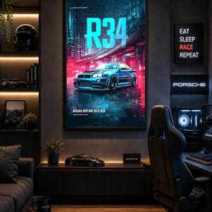 Op de afbeelding: Een rechthoekige wandposter met een blauwe Nissan Skyline GT-R R34 sportwagen geparkeerd op een natte stadsstraat in de nacht. De tekst R34 staat in grote cyaan letters boven de auto, met onderaan NISSAN SKYLINE GT-R R34 gedrukt.