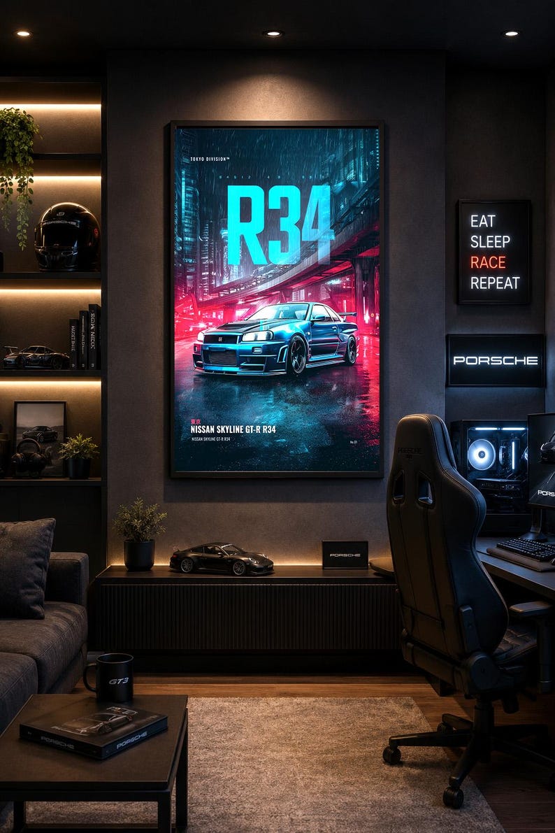 Op de afbeelding: Een rechthoekige wandposter met een blauwe Nissan Skyline GT-R R34 sportwagen geparkeerd op een natte stadsstraat in de nacht. De tekst R34 staat in grote cyaan letters boven de auto, met onderaan NISSAN SKYLINE GT-R R34 gedrukt.