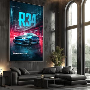 Op de afbeelding: Een grote rechthoekige wandprint met een blauwe Nissan Skyline GT-R R34 sportwagen geparkeerd op een natte stadsstraat in de nacht. De tekst R34 staat in grote cyaan letters boven de auto, met Nissan Skyline GT-R R34 eronder gedrukt.