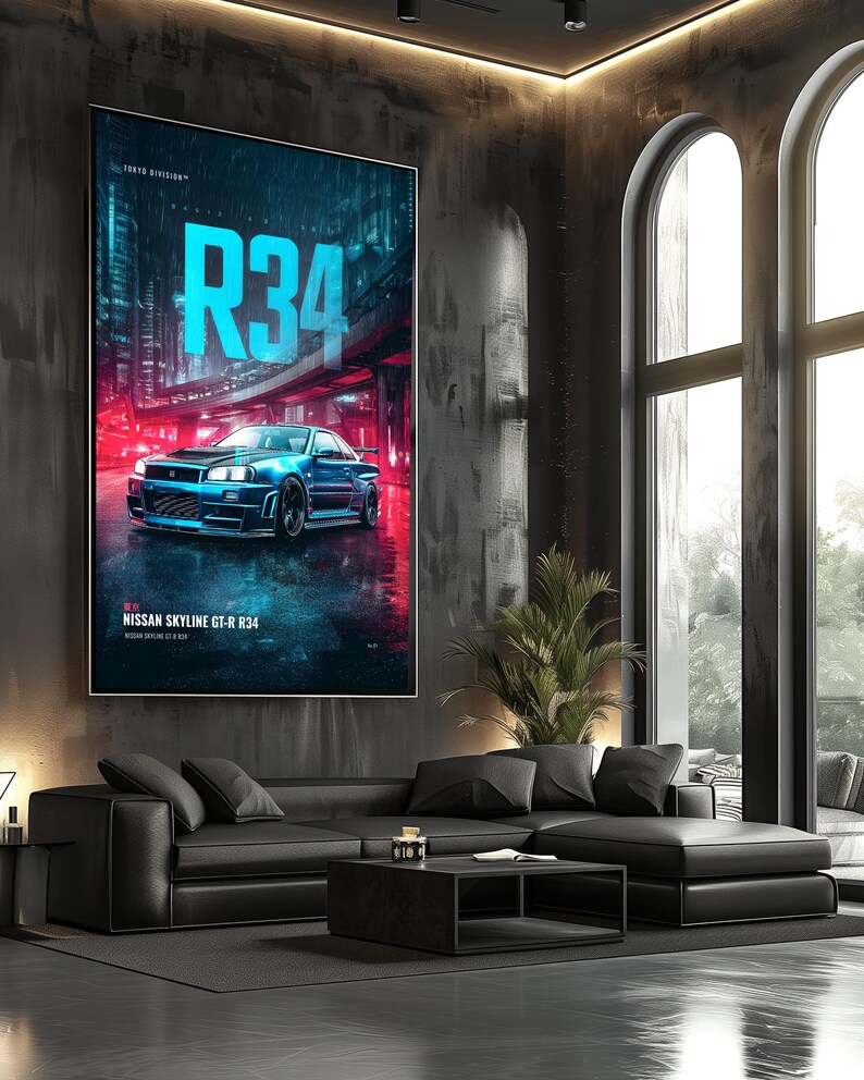 Op de afbeelding: Een grote rechthoekige wandprint met een blauwe Nissan Skyline GT-R R34 sportwagen geparkeerd op een natte stadsstraat in de nacht. De tekst R34 staat in grote cyaan letters boven de auto, met Nissan Skyline GT-R R34 eronder gedrukt.