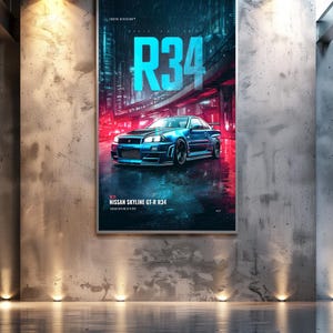Op de afbeelding: Een verticale wandposter met een blauwe Nissan Skyline GT-R R34 geparkeerd op een natte stadsstraat in de nacht. De tekst R34 staat in grote cyaan letters boven de auto, met Tokyo Division en Nissan Skyline GT-R R34 eronder gedrukt.