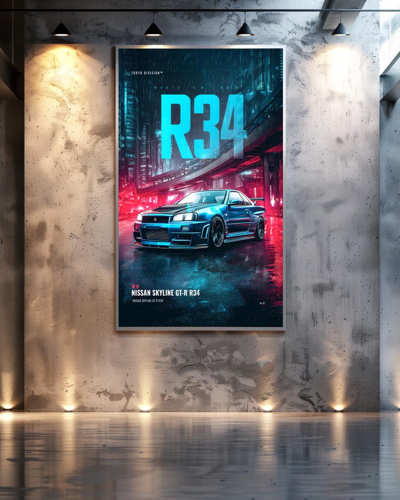 Op de afbeelding: Een verticale wandposter met een blauwe Nissan Skyline GT-R R34 geparkeerd op een natte stadsstraat in de nacht. De tekst R34 staat in grote cyaan letters boven de auto, met Tokyo Division en Nissan Skyline GT-R R34 eronder gedrukt.
