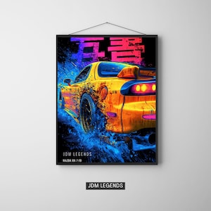 Könnte beinhalten: Gerahmter Kunstdruck mit einem gelben Mazda RX-7 FD Sportwagen mit blauen und orangefarbenen Akzenten. Das Kunstwerk hat einen Neon-Stil mit japanischem Text und den Worten "JDM Legends" am unteren Rand.