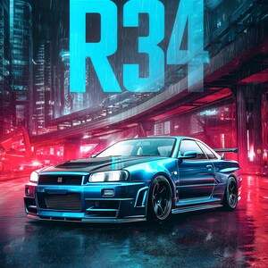 Op de afbeelding: Een blauwe Nissan Skyline GT-R R34 sportwagen geparkeerd op een natte stadsstraat in de nacht. De afbeelding bevat de tekst TOKYO DIVISION, R34 en NISSAN SKYLINE GT-R R34. De sc&egrave;ne is verlicht door levendige blauwe en rode neonlichteffecten.