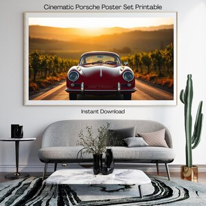 Op de afbeelding: Een ingelijste print met een klassieke rode Porsche die op een weg door een wijngaard bij zonsondergang rijdt. De print is voorzien van de tekst "Cinematic Porsche Poster Set Printable" en "Instant Download". De print wordt boven een grijze bank weergegeven.