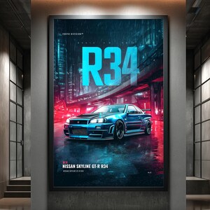 Op de afbeelding: Een ingelijste verticale poster met een blauwe Nissan Skyline GT-R R34 geparkeerd op een natte stadsstraat in de nacht. De afbeelding toont de tekst R34 in grote cyaan letters, Tokyo Division en Nissan Skyline GT-R R34 in witte tekst.