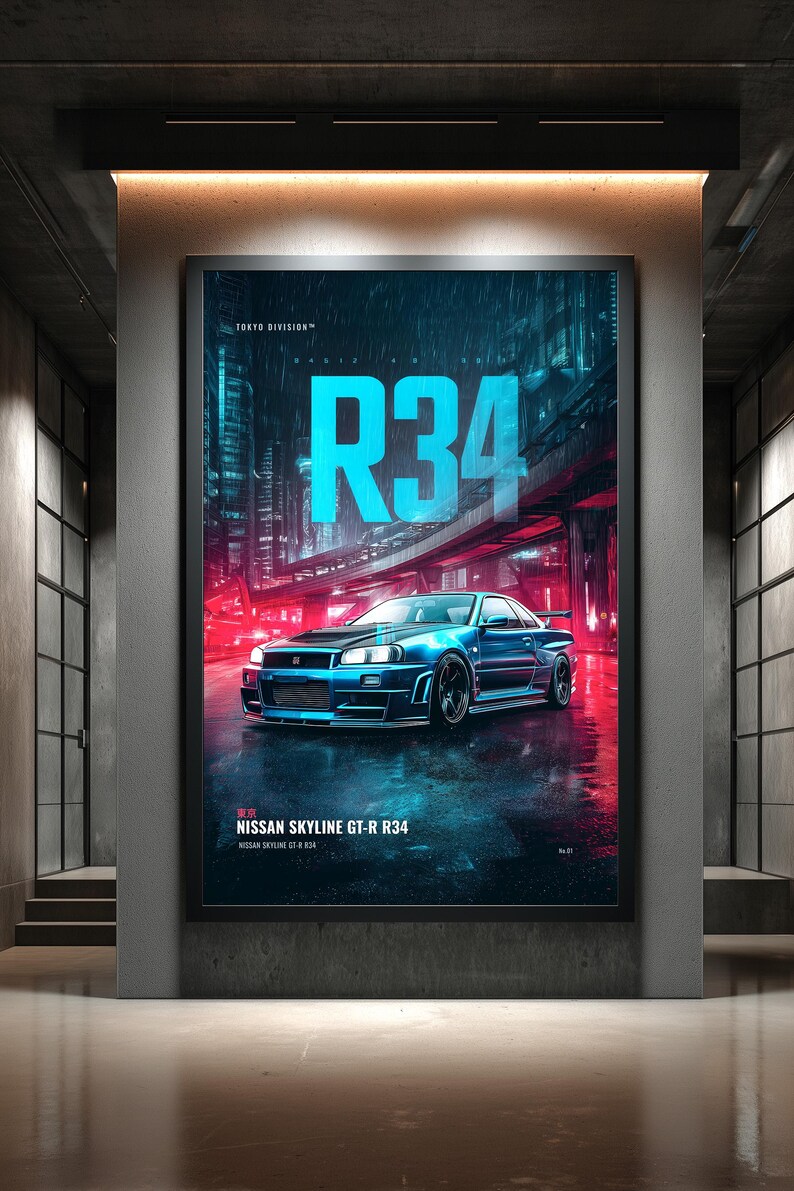 Op de afbeelding: Een ingelijste verticale poster met een blauwe Nissan Skyline GT-R R34 geparkeerd op een natte stadsstraat in de nacht. De afbeelding toont de tekst R34 in grote cyaan letters, Tokyo Division en Nissan Skyline GT-R R34 in witte tekst.