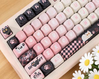 Juego de más de 130 teclas para gaming con diseño de gato dulce, genial y descarado, teclas PBT de sublimación de 5 lados con perfil Cherry/MOA dual, ideal como regalo para amigos.