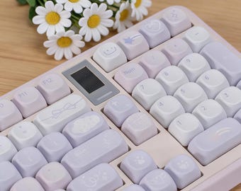 Juego de más de 130 teclas para gaming en color lavanda de ensueño, teclas mecánicas de sublimación PBT con perfil Cherry y MOA, estética minimalista de ensueño.