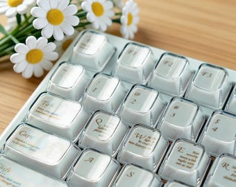 Juego de 115 teclas elegantes de estilo barroco para gaming, teclas de teclado mecánico PBT con perfil Cherry y sublimación de tinta y ABS+PC, con piezas translúcidas blancas.