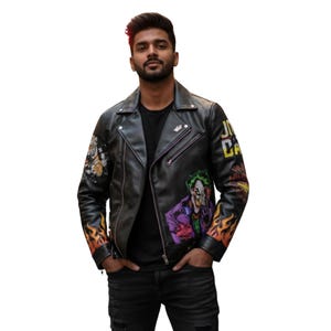 Puede incluir: Chaqueta de cuero negra con ilustraciones coloridas del Joker. La chaqueta, de estilo motero clásico, presenta un cuello con muescas, cremallera asimétrica y diseños de llamas en las mangas.