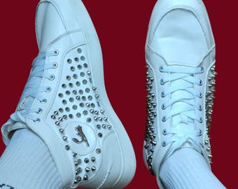 Weiß Nieten High Top Sneakers | Nieten Mode Stiefel | EU 43 (28 cm Einlegesohle) | Roter Unterer Christian Louboutin Style | Hergestellt in Italien