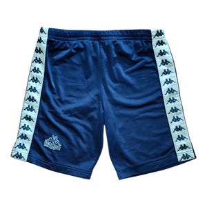 Op de afbeelding: Marineblauwe sportshort met een witte zijstreep voorzien van een herhalend donkerblauw Kappa-logopatroon. De short heeft een elastische tailleband en een wit geborduurd Kappa-logo met tekst op het onderste gedeelte van de linkerpijp.