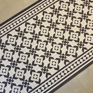 Puede incluir: Un juego de tres tazas de cerámica con un acabado mate moteado. Las tazas son de color crema, marrón claro y marrón oscuro. Cada taza tiene un diseño simple y minimalista y un asa redondeada.