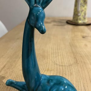 Vintage blå keramik sittande girafffigur – Safaridekor stiliserad från mitten av århundradet – Retro djurstaty