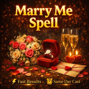 Op de afbeelding: Afbeelding met de tekst "Marry Me Spell" in gouden letters. Een diamanten ring in een rode fluwelen doos, een boeket rozen, champagneglazen, hartvormige kaarsen en een envelop met een rood hart zijn ook zichtbaar.