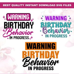 Può includere: Tre design grafici digitali con il testo WARNING BIRTHDAY BEHAVIOR IN PROGRESS. Il primo usa caratteri pixelati in rosa e nero, il secondo una grafia color ottanio e viola, e il terzo lettere arancioni e nere dall'aspetto usurato.