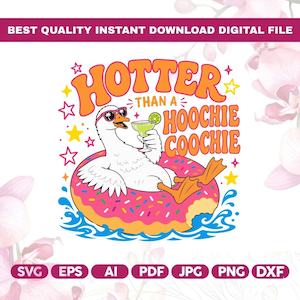 Könnte beinhalten: Digitaldatei mit einer Cartoon-Ente mit Sonnenbrille, die einen Cocktail hält und auf einem rosa Donut schwimmt. Der Text lautet "HOTTER THAN A HOOCHIE COOCHIE". Dateiformate: SVG, EPS, AI, PDF, JPG, PNG, DXF. Ein lustiges Sommerdesign.