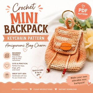 Op de afbeelding: Een haakpatroon voor een mini-rugzak met de tekst Crochet MINI BACKPACK KEYCHAIN PATTERN Amigurumi Bag Charm. De afbeelding toont een kleine, perzikkleurige gehaakte rugzak met een gouden sleutelhanger en een leren handmade label.
