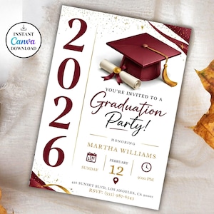 Może przedstawiać: Zaproszenie na przyjęcie z okazji ukończenia studiów z bordowym biretem i zwojem oraz tekstem "2026". Zaproszenie zawiera szczegóły przyjęcia z okazji ukończenia studiów Marty Williams, w tym datę, godzinę i miejsce.