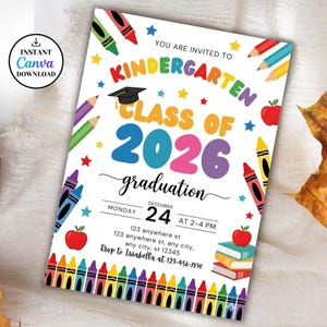 Puede incluir: Una colorida invitación de graduación de jardín de infancia con el texto "Clase de 2026". El diseño incluye crayones, estrellas, manzanas y un birrete. La fecha es el 24 de diciembre, de 2 a 4 PM.