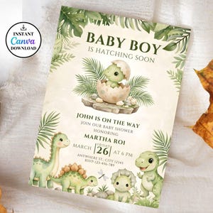 Puede incluir: Invitación para baby shower con ilustraciones de dinosaurios bebé y hojas tropicales. La invitación incluye el texto "Baby Boy is Hatching Soon" y detalles del evento, como la fecha, la hora y la información de RSVP.