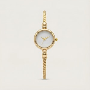 Puede incluir: Reloj de pulsera dorado con esfera redonda blanca y agujas doradas. El reloj tiene una pulsera trenzada en forma de cuerda y una pequeña corona. Un accesorio clásico y elegante.