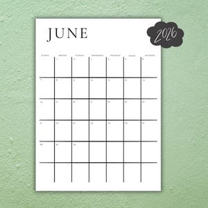 Puede incluir: Un calendario minimalista en blanco y negro para junio de 2026. La palabra "JUNIO" está en la parte superior, con una cuadrícula de casillas para cada día del mes. El año "2026" está en un diseño en forma de nube negra en la esquina superior derecha.