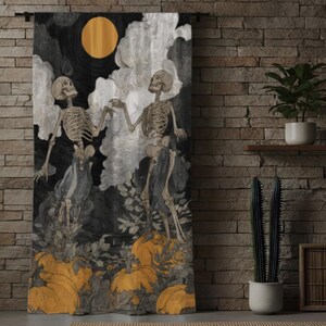 Mörkläggningsgardiner med dansande skelett, läskiga Halloween-gardiner, månbelysta draperier med pumpafält, estetiska sovrumspaneler med mörk akademisk stil