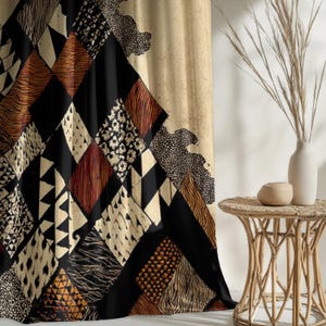 以下が含まれることがあります： 黒、茶色、クリーム色のひし形模様が特徴の幾何学模様のカーテン。 カーテンはベージュ色の背景で、小さな丸い織りのテーブルの隣にあり、花瓶と装飾的なドライプラントが置かれています。