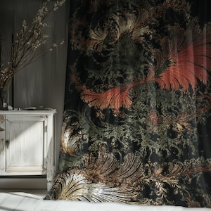 Może przedstawiać: Czarna zasłona z wirującym, abstrakcyjnym wzorem w odcieniach złota, czerwieni i zieleni. Wzór przypomina pióra lub stylizowane formy roślinne. Widoczna jest biała szafka i wazon z suchymi gałęziami.