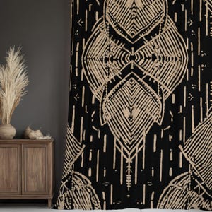 Könnte beinhalten: Schwarz-beiger Vorhang mit Muster mit geometrischem Design. Der Vorhang hat ein sich wiederholendes Muster aus beigen Linien und Formen auf schwarzem Hintergrund. Das Design umfasst rauten- und pfeilartige Formen.