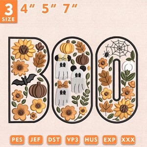 Peut inclure: Un motif de broderie représentant le mot BOO en contour gras. Les lettres sont remplies de tournesols, citrouilles, feuilles d'automne, une chauve-souris, une toile d'araignée et trois fantômes avec des oreilles de souris. Tailles 3, 4, 5, 7 pouces.