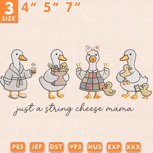 以下が含まれることがあります： さまざまなアクセサリーを身につけた4羽の漫画のガチョウが描かれた刺繍デザイン。ガチョウは一列に並んでおり、バスローブを着たガチョウ、食料品を運ぶガチョウ、パッチワークのドレスを着たガチョウ、そしてアヒルの子を抱いているガチョウがいます。「just a string cheese mama」というテキストが下にあります。