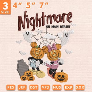 Könnte beinhalten: Ein Stickmuster mit zwei kürbisköpfigen Figuren mit Mausohren, einem Spinnennetz, Geistern und Fledermäusen. Der Text lautet Nightmare ON MAIN STREET. Das Design ist in drei Größen erhältlich: 10 cm, 13 cm und 18 cm, in den Formaten PES, JEF, DST, VP3, HUS, EXP und XXX.