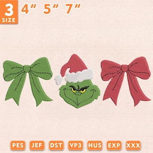 Op de afbeelding: Een borduurontwerp met een groene strik, een groen personage met een rood-witte kerstmuts en een rode strik. De tekst 3 4" 5" 7" staat bovenaan en de tekst PES JEF DST VP3 HUS EXP XXX staat onderaan.