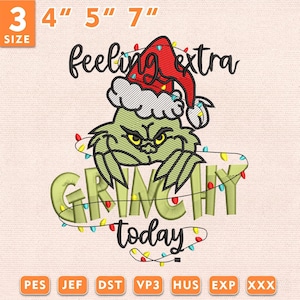 Puede incluir: Un diseño de bordado con un personaje verde con un gorro de Papá Noel rojo, rodeado de luces navideñas de colores. El texto dice feeling extra GRINCHY today. Disponible en tamaños de 3, 4, 5 y 7 pulgadas y formatos PES, JEF, DST, VP3, HUS, EXP y XXX.