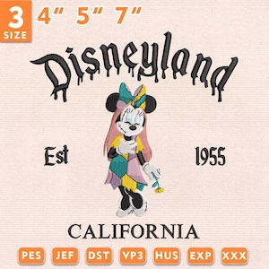 Könnte beinhalten: Ein Stickmuster mit einer Cartoon-Mausfigur mit genähten Details, die ein Patchwork-Kleid und eine Schleife trägt und eine gelbe Blume hält. Der Text lautet Disneyland, Est 1955 und California. Erhältlich in 3, 4, 5 und 7 Zoll Größen.